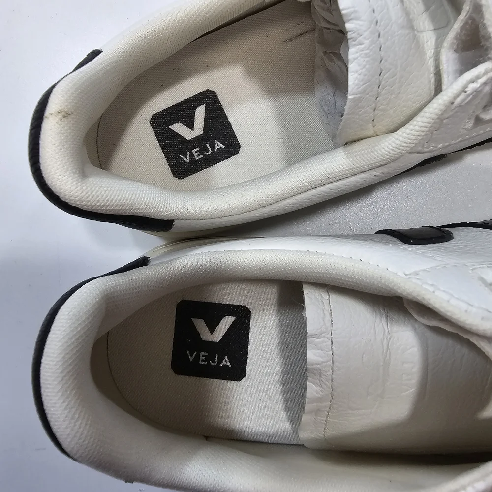 Veja Recife Sneaker in Extra White & Black - Picture 4 of 10